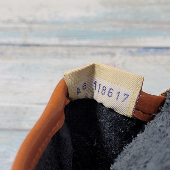 Dooney & Bourke Big Duck Bag. - Picture 6 of 13